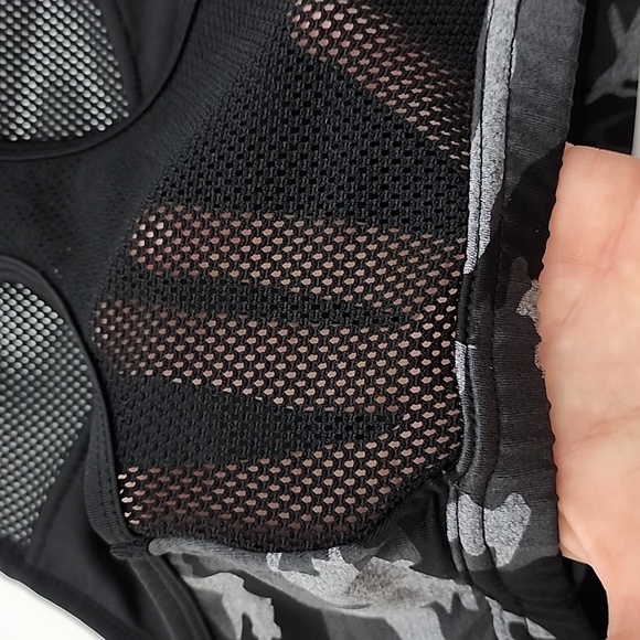 ⭐️3 / $30⭐️ Black Grey Camo High Neck Mesh Racerback Sports Bra  Size Medium - Picture 4 of 10